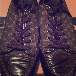 Mens Louis Vuitton fashion Sneaker size 39.